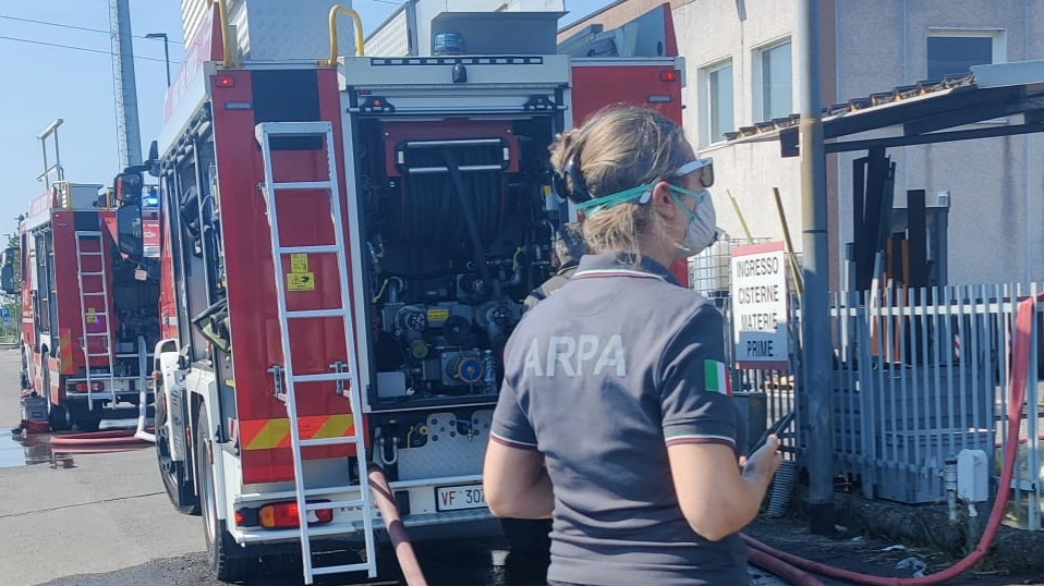 Tecnici di Arpa al lavoro fuori dall'azienda di Treviglio Tecnici di Arpa al lavoro fuori dall'azienda di Treviglio
