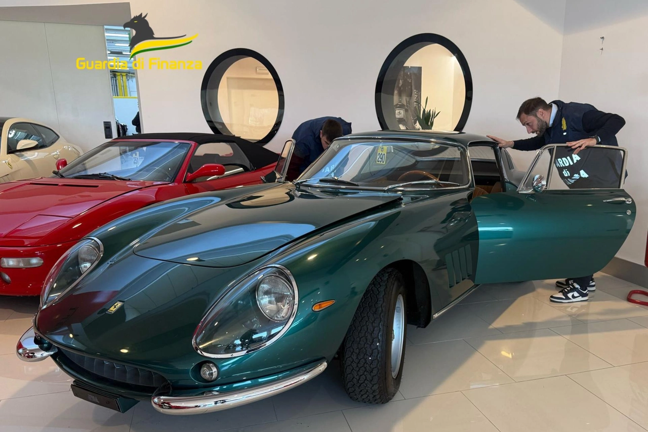 Auto di lusso nel mirino della Guardia di Finanza (immagine di repertorio)