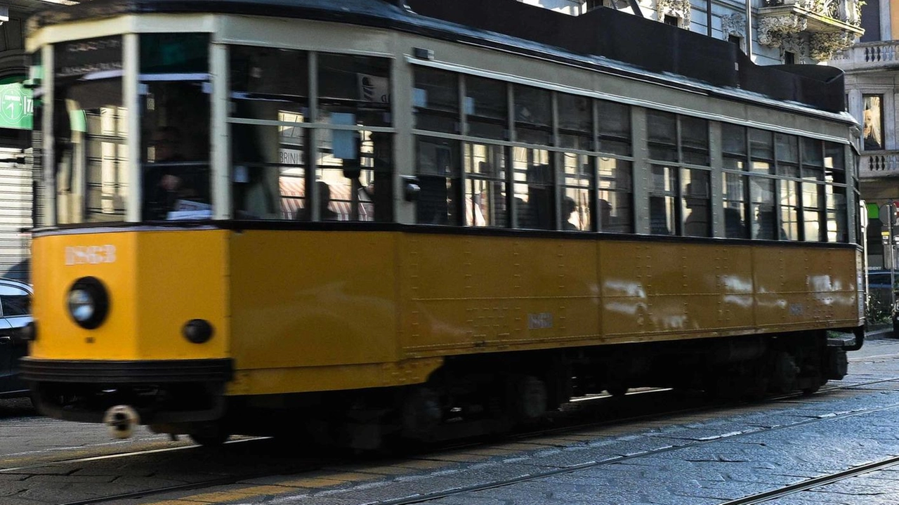Il panino in un fast food di via Farini e il tratto di strada insieme fino alla fermata del tram... Il panino in un fast food di via Farini e il tratto di strada insieme fino alla fermata del tram...