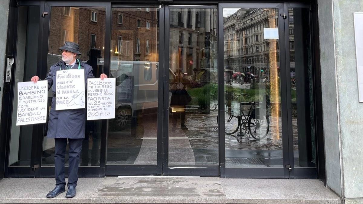 La protesta di Jacopo Fo sotto la sede di Facebook in piazza Missori a Milano