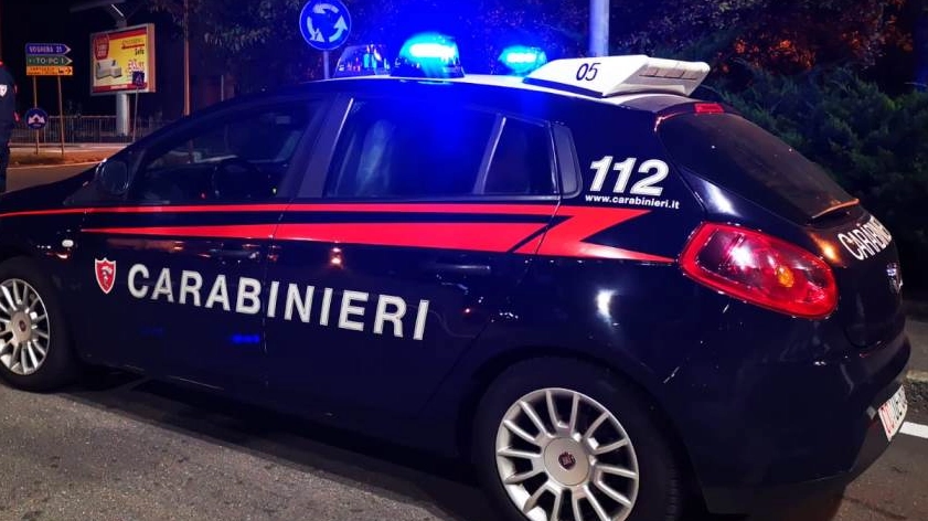 Carabinieri in azione nella notte (Foto archivio) Carabinieri in azione nella notte (Foto archivio)