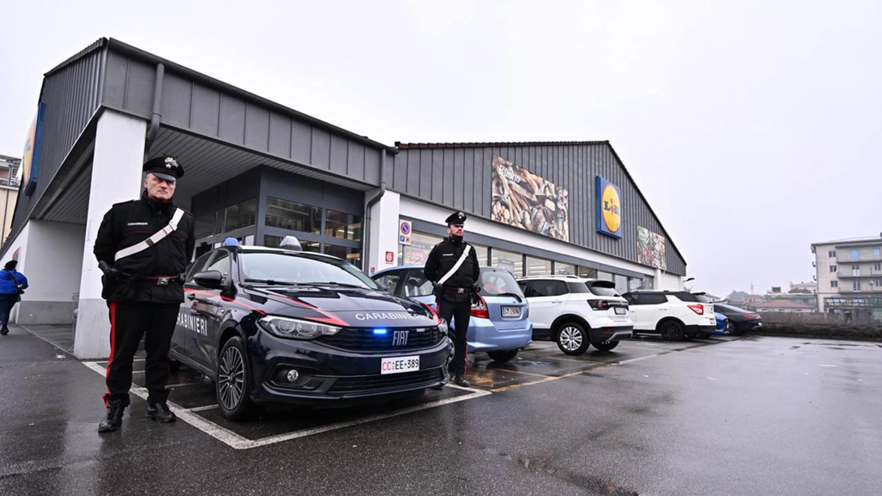 I carabinieri nel parcheggio del supermercato Lidl di via Lombardia, a Seriate, in provincia di Bergamo I carabinieri nel parcheggio del supermercato Lidl di via Lombardia, a Seriate, in provincia di Bergamo