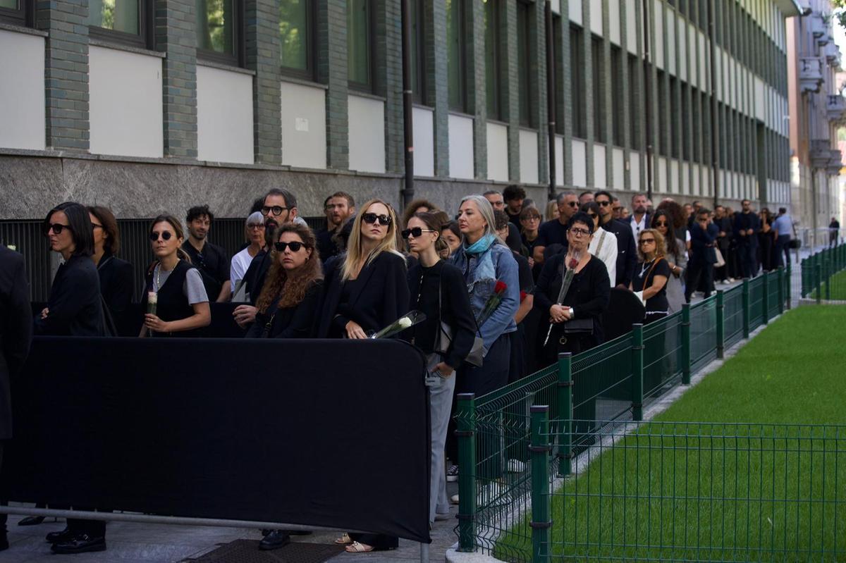 Giorgio Armani, la camera ardente a Milano: segui la diretta. Il sindaco Sala: “Subito nel Famedio”
