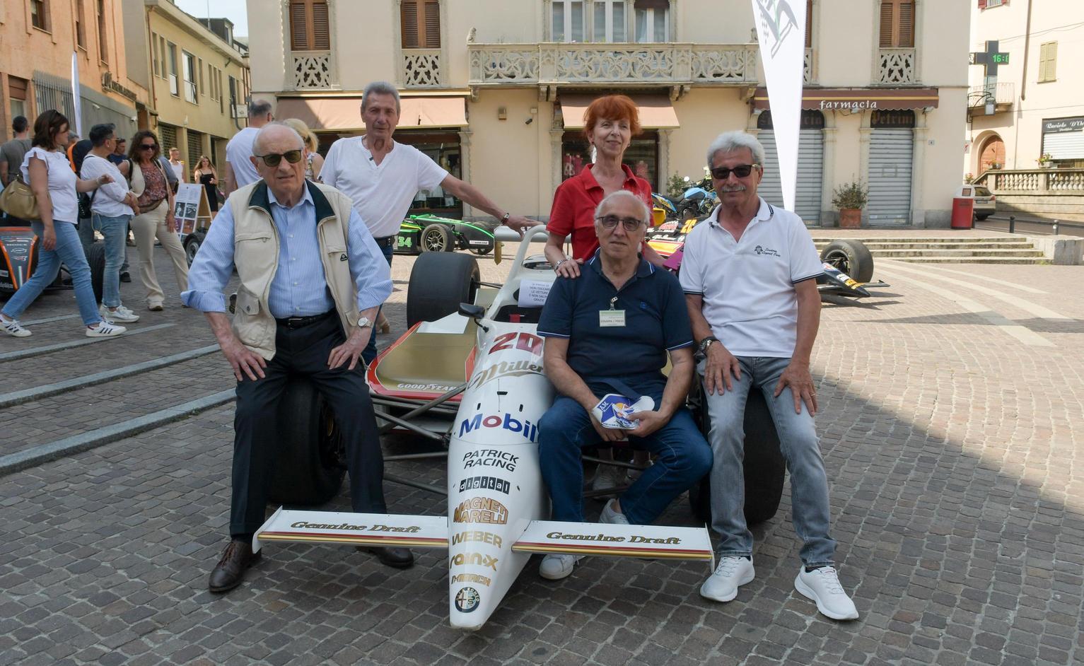 Riponi, una passione lunga 60 anni. Festa in piazza coi bolidi di famiglia
