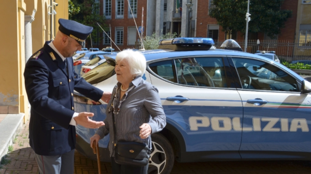 Lodi, rischia di soffocare al bar mangiando un toast: salvata da un agente con la manovra di Heimlich