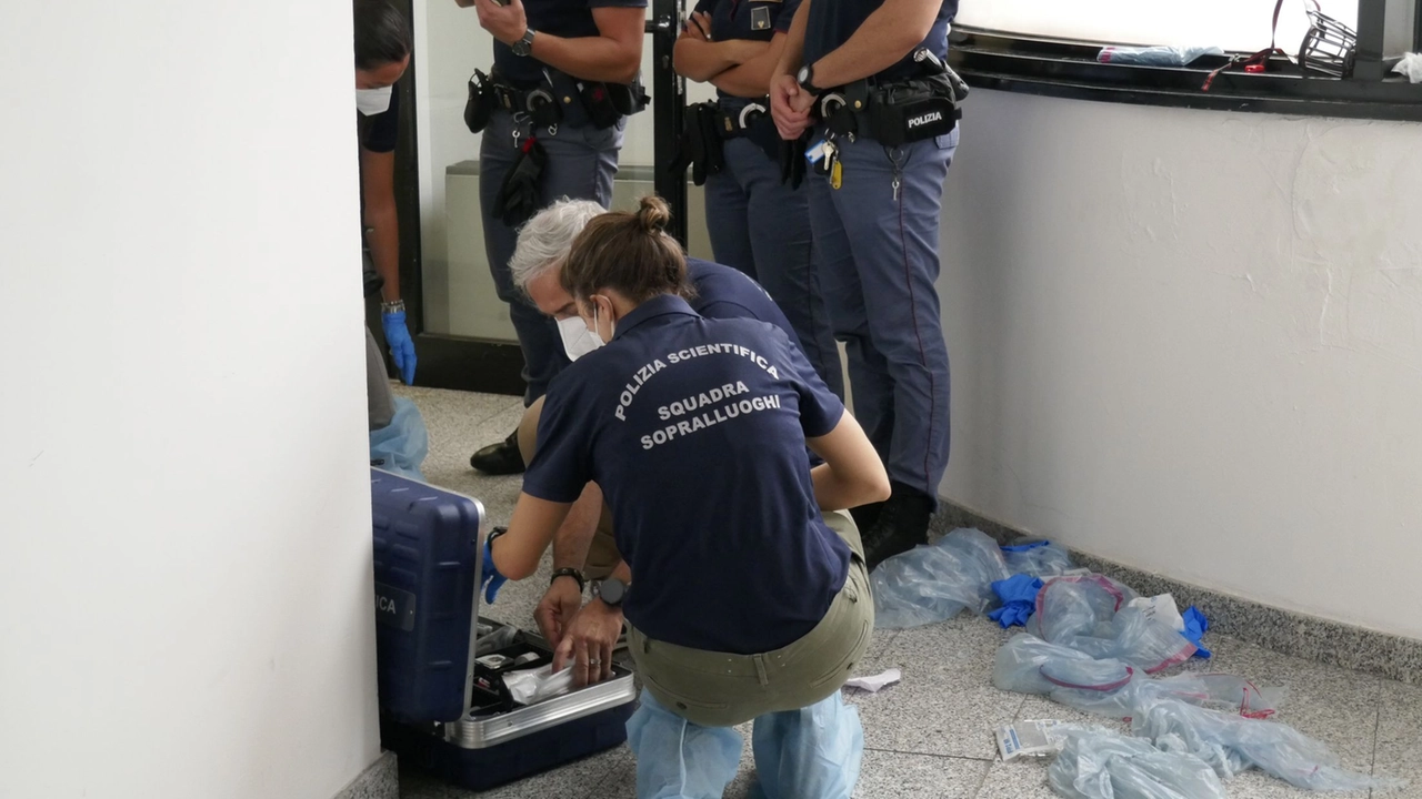 Trovato morto nel residence a Prato, la versione del fidanzato: “Dovevamo farla finita insieme”
