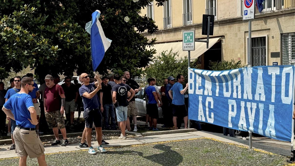 "Bentornato Ac Pavia. Finché vivrò canterò forza Pavia". Si è tinto d’azzurro e granata ieri mattina il piazzale davanti al... "Bentornato Ac Pavia. Finché vivrò canterò forza Pavia". Si è tinto d’azzurro e granata ieri mattina il piazzale davanti al...