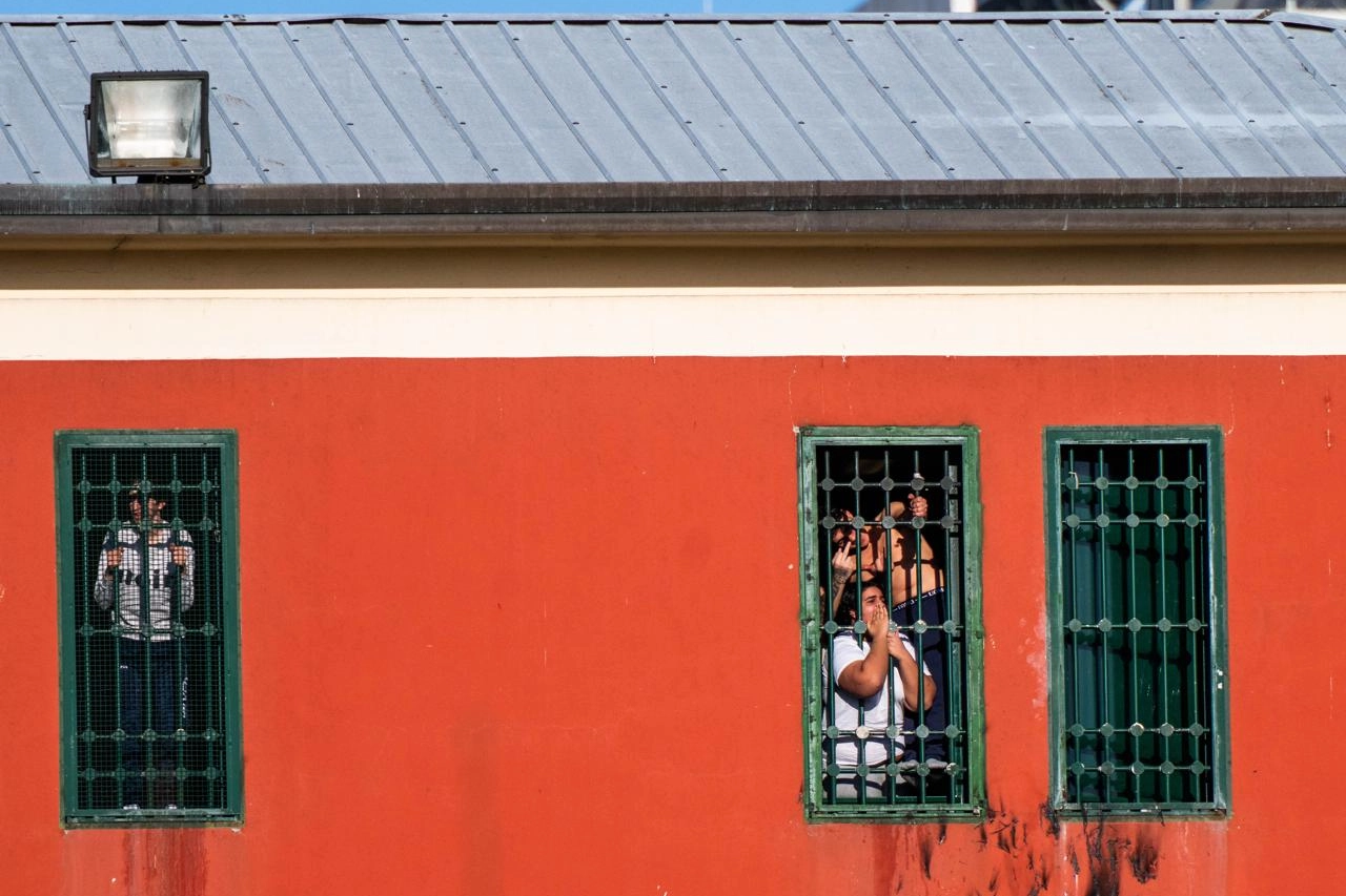 I detenuti del carcere minorile Beccaria assiepati alle finestre