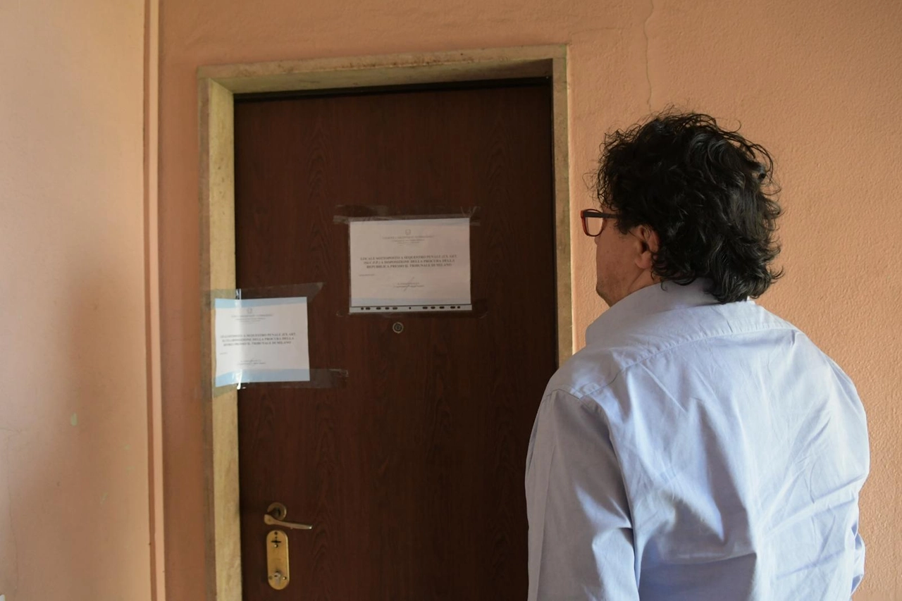 I sigilli dei carabinieri sulla porta dell'appartamento dove si è consumata la tragedia (Canali)