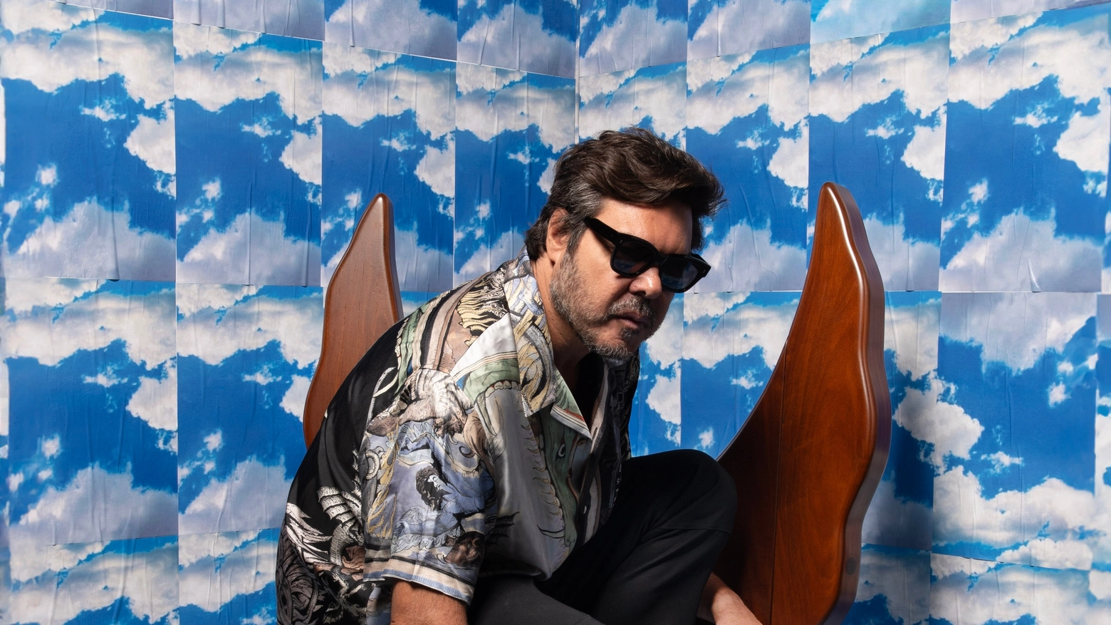L’irriverente artista brasiliano, alla sua 18esima partecipazione al Fuorisalone, porta una sedia in legno pregiato ispirata agli angeli e ai demoni
