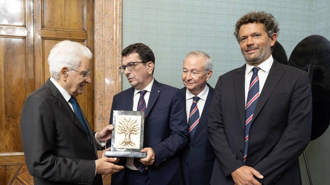 Il presidente Sergio Mattarella ha ricevuto al Quirinale il premio Burgio da una delegazione pavese