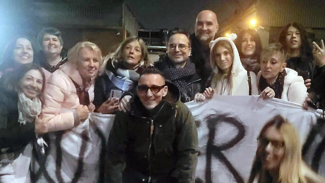 Cassina, fan in trasferta sotto la sede di Rtl per il cantante dei Modà che riappare sulle scene dopo un’assenza per motivi di salute. Cassina, fan in trasferta sotto la sede di Rtl per il cantante dei Modà che riappare sulle scene dopo un’assenza per motivi di salute.