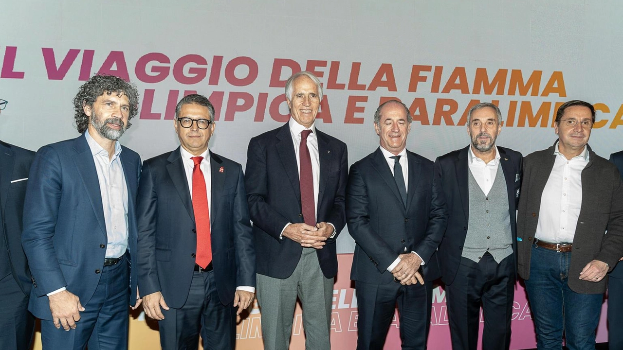 Malagò: "Sarebbe bello anche per un metro avere il Santo Padre con la fiamma dei Giochi". Il tour inizierà tra un anno da Olimpia, toccherà 60 città e percorrerà 12mila chilometri. Malagò: "Sarebbe bello anche per un metro avere il Santo Padre con la fiamma dei Giochi". Il tour inizierà tra un anno da Olimpia, toccherà 60 città e percorrerà 12mila chilometri.
