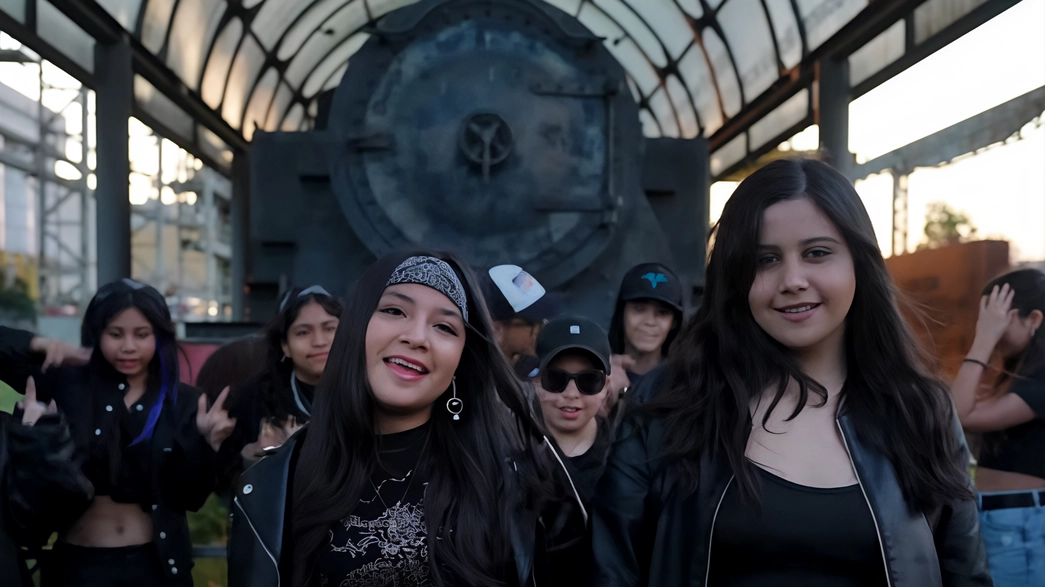 I ragazzi delle scuole medie «Don Milani» in uno dei frame del videoclip Il progetto è stato realizzato con l’artista Andrea Mercurio I ragazzi delle scuole medie «Don Milani» in uno dei frame del videoclip Il progetto è stato realizzato con l’artista Andrea Mercurio