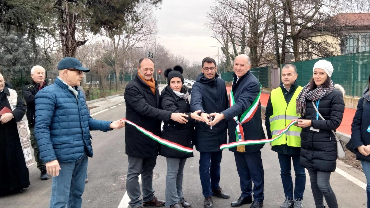 Due corsie di marcia e semaforo: taglio del nastro dei via Martiri Fosse Ardeatine Due corsie di marcia e semaforo: taglio del nastro dei via Martiri Fosse Ardeatine