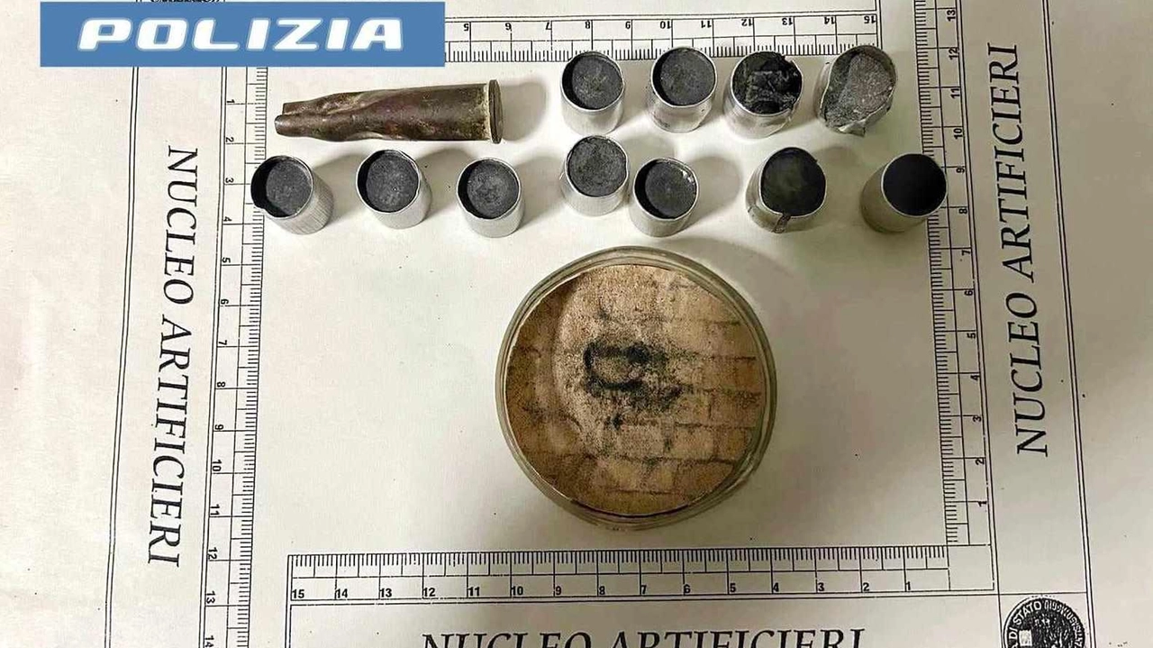 La polvere da sparo contenuta in 11 cilindri e altro materiale sequestrato La polvere da sparo contenuta in 11 cilindri e altro materiale sequestrato
