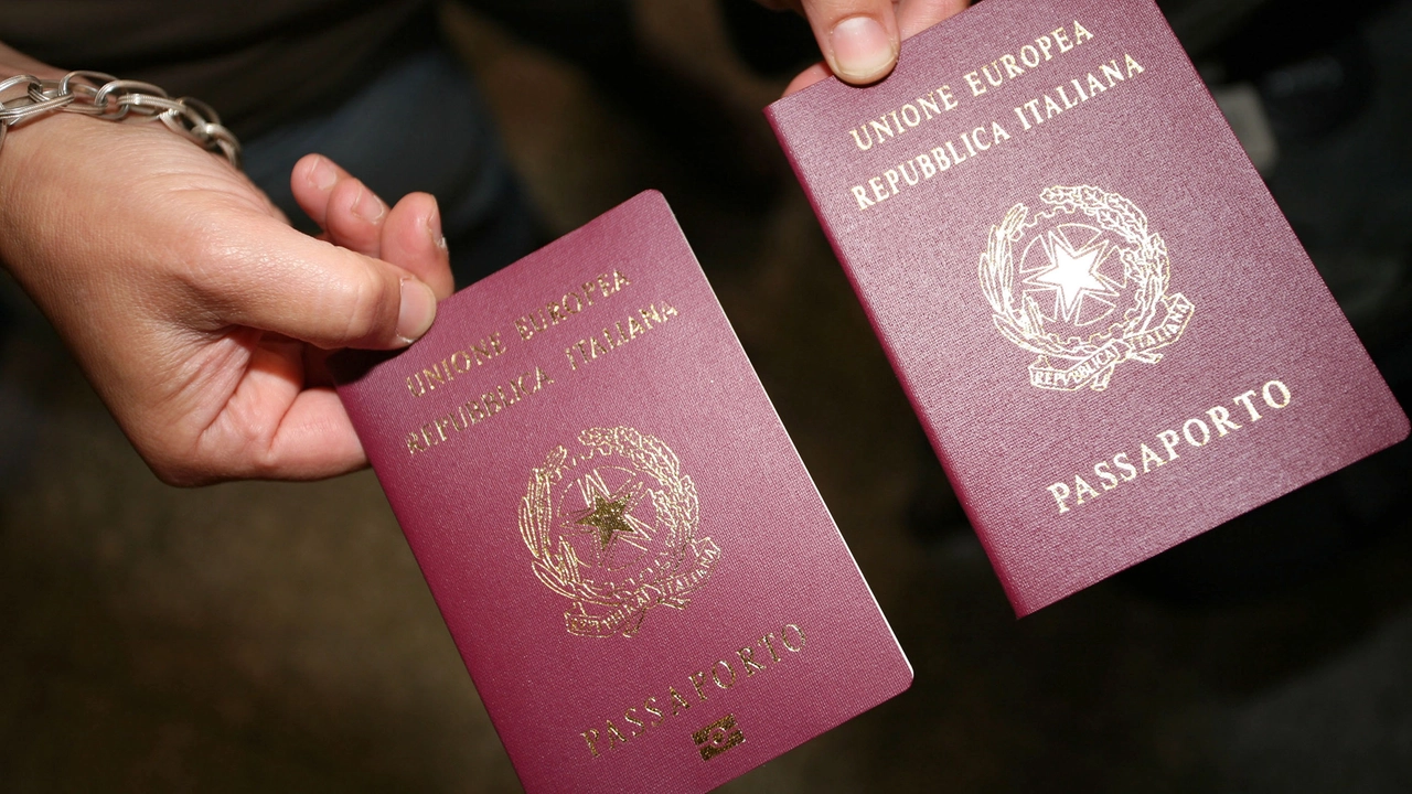 I poliziotti si sono insospettiti per lo strano e crescente numero di richieste volte a ottenere il passaporto da parte di cittadini brasiliani naturalizzati italiani I poliziotti si sono insospettiti per lo strano e crescente numero di richieste volte a ottenere il passaporto da parte di cittadini brasiliani naturalizzati italiani