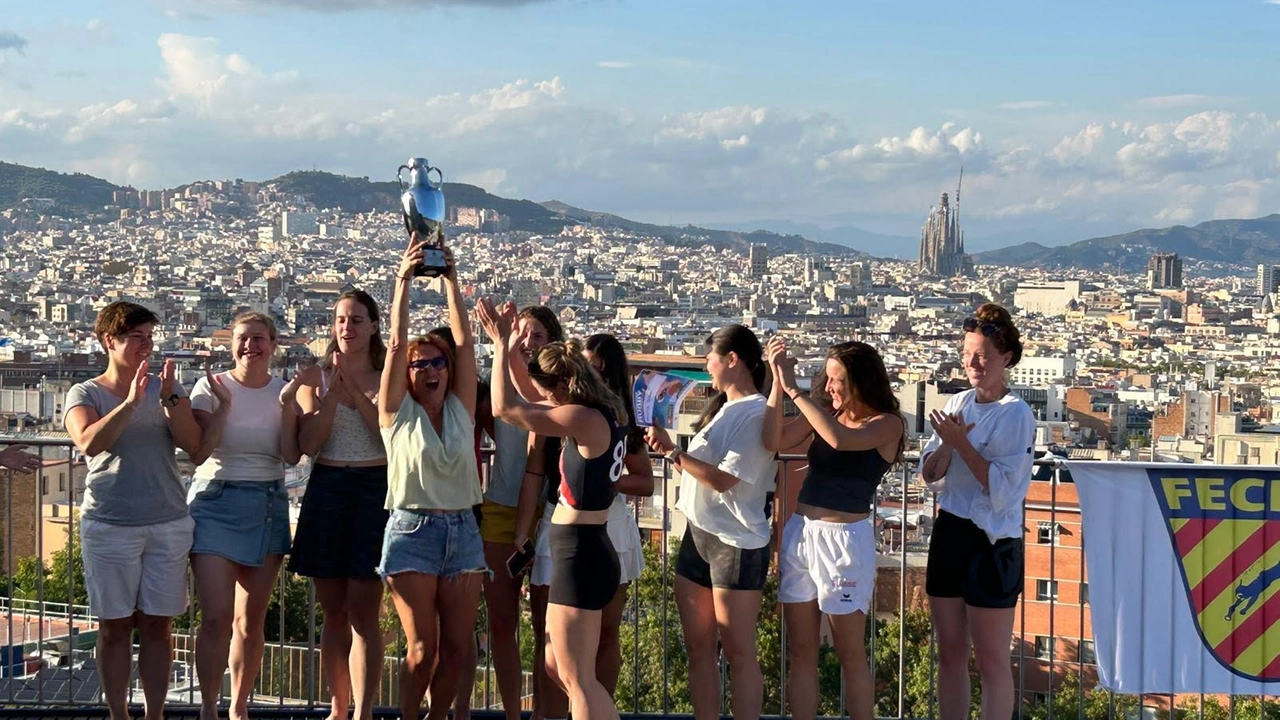 L’esultanza delle ragazze che alzano in cielo la coppa nella città catalana