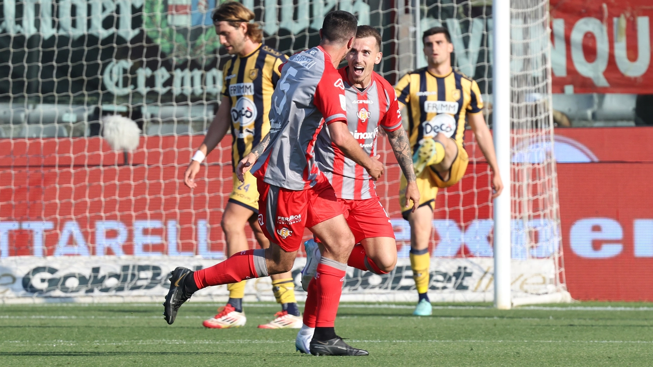 Esultanza gol 3-0 Jari Vandeputte, Cremonese - Juve Stabia Esultanza gol 3-0 Jari Vandeputte, Cremonese - Juve Stabia