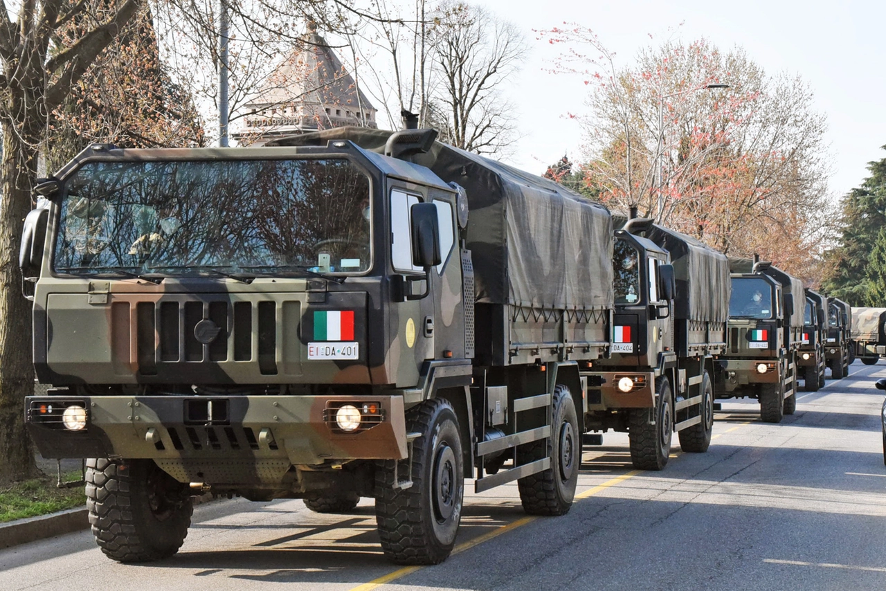 T15MYACamion militari carichi di bare per trasportare i morti di Covid