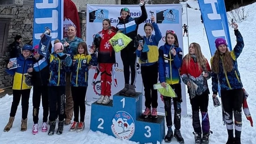 Le ragazze sul podio dopo le prove sportive Le ragazze sul podio dopo le prove sportive