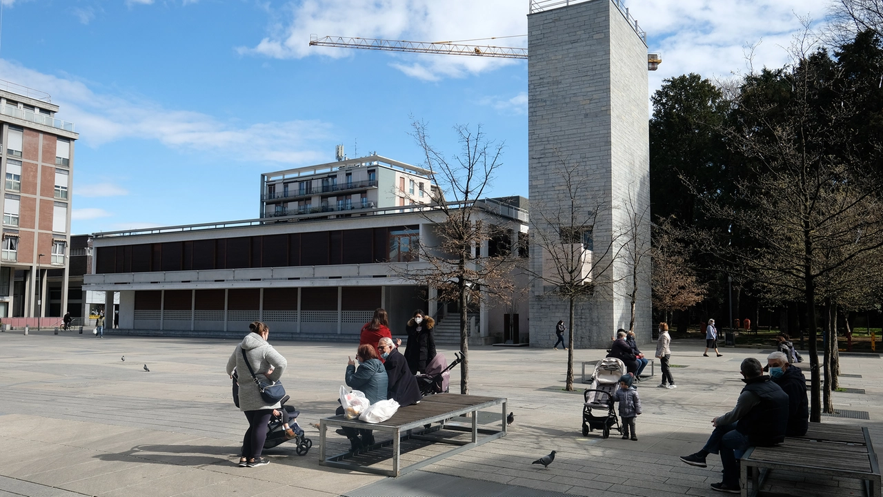 A sinistra, la piazza pedonale su cui si affaccia Palazzo Terragni, gioiello dell’arte razionalista Sopra, il Museo di Arte Contemporanea. Sotto, la biblioteca con la sezione dedicata a legno e design A sinistra, la piazza pedonale su cui si affaccia Palazzo Terragni, gioiello dell’arte razionalista Sopra, il Museo di Arte Contemporanea. Sotto, la biblioteca con la sezione dedicata a legno e design