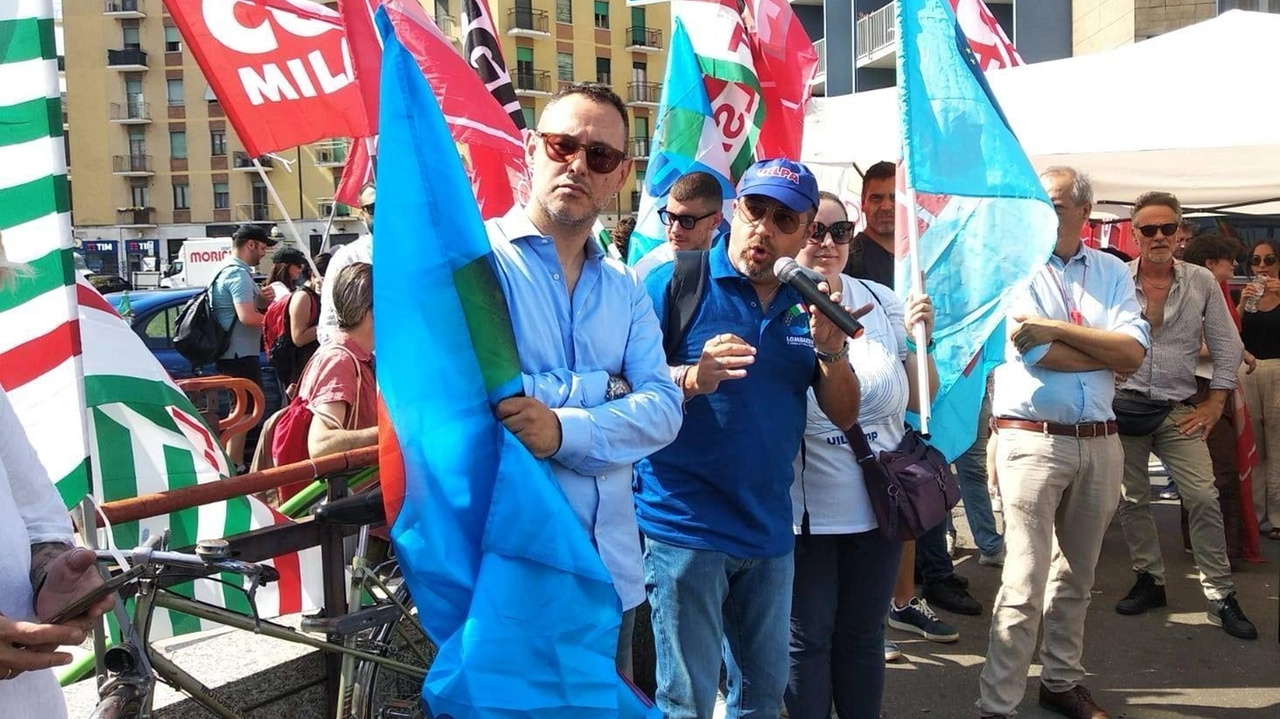 I lavoratori si sono radunati davanti alla sede di Adecco in via Tolmezzo con Cgil, Cisl e Uil Un presidio anche a Napoli I lavoratori si sono radunati davanti alla sede di Adecco in via Tolmezzo con Cgil, Cisl e Uil Un presidio anche a Napoli