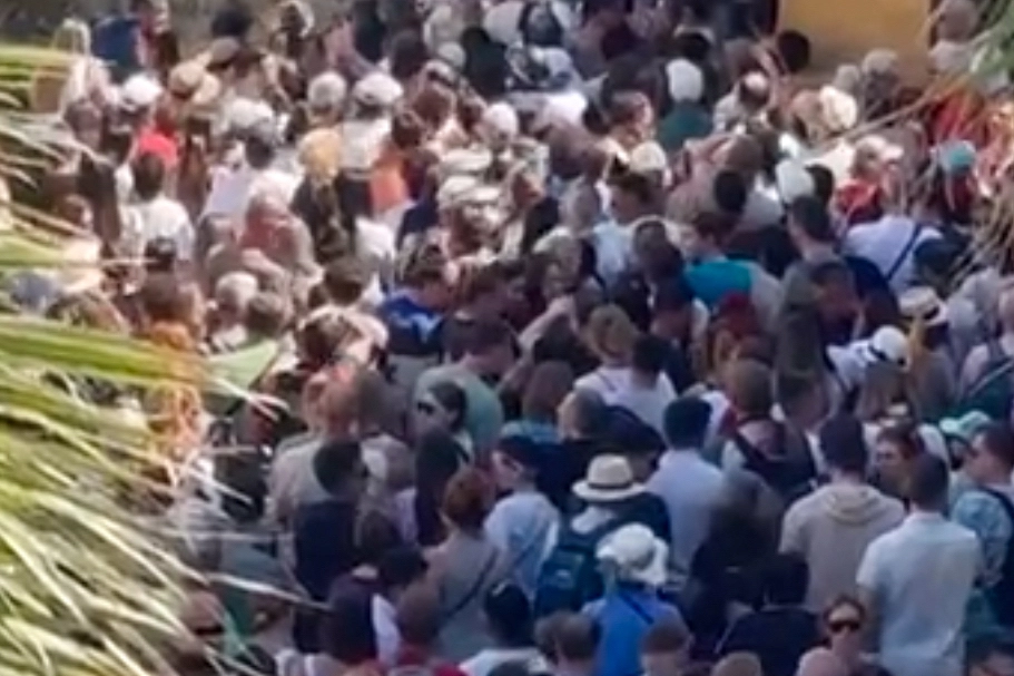 Invasione di turisti a Sirmione nel ponte del primo maggio