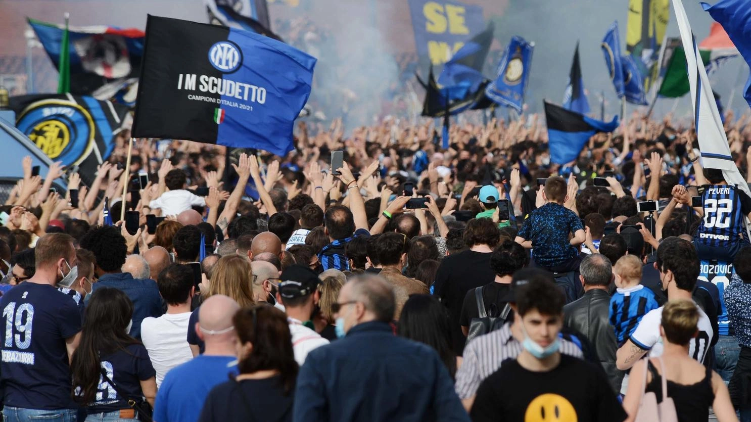 La festa dell’Inter. Otto chilometri su due pullman da San Siro al Duomo