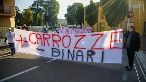 Una manifestazione dei residenti Una manifestazione dei residenti