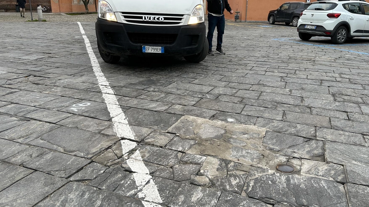 Le lastre dissestate in piazza Cairoli hanno causato un’altra caduta In estate saranno realizzati i lavori di sistemazione