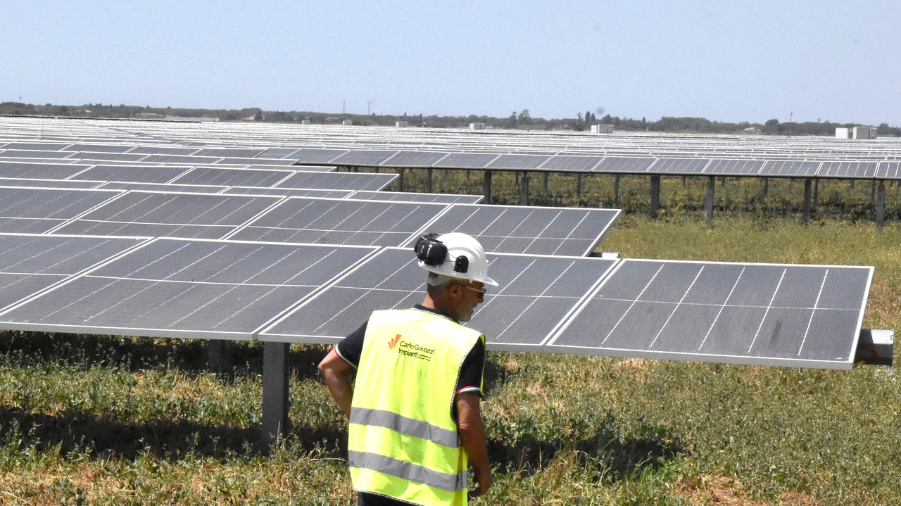 Il progetto presentato dalla società svizzera Sette srl si estenderebbe per oltre 190 campi da calcio regolari installando 80mila pannelli fotovoltaici Il progetto presentato dalla società svizzera Sette srl si estenderebbe per oltre 190 campi da calcio regolari installando 80mila pannelli fotovoltaici