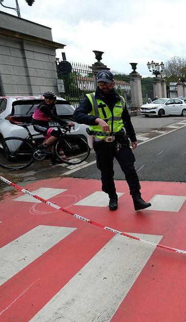 Ciclista travolto e trascinato da un camion. Ma l’autista non è un pirata della strada