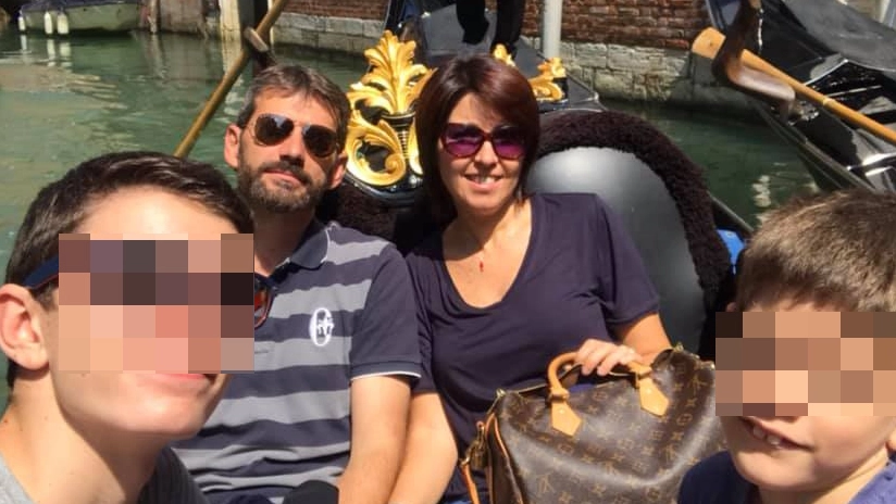 Foto di famiglia in vacanza a Venezia su una gondola Foto di famiglia in vacanza a Venezia su una gondola