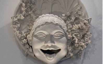 Sculture in porcellana e medaglioni floreali. Le opere di Diego Cibelli