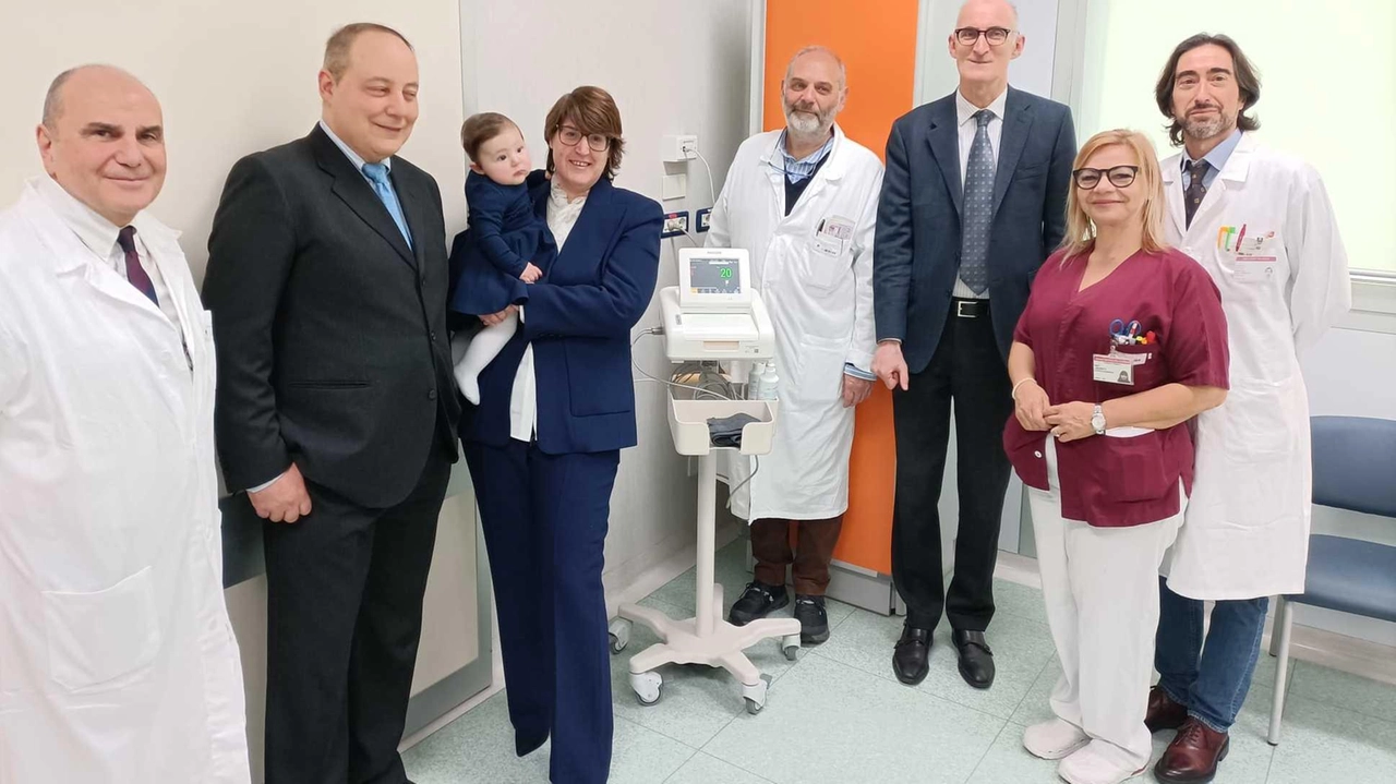 I donatori con i medici del reparto Materno infantile dell’ospedale Fornaroli L’ecografo è stato regalato dalla famiglia per ringraziare tutto il personale delle cure e delle attenzioni per mamma Bruna durante la sua degenza I donatori con i medici del reparto Materno infantile dell’ospedale Fornaroli L’ecografo è stato regalato dalla famiglia per ringraziare tutto il personale delle cure e delle attenzioni per mamma Bruna durante la sua degenza