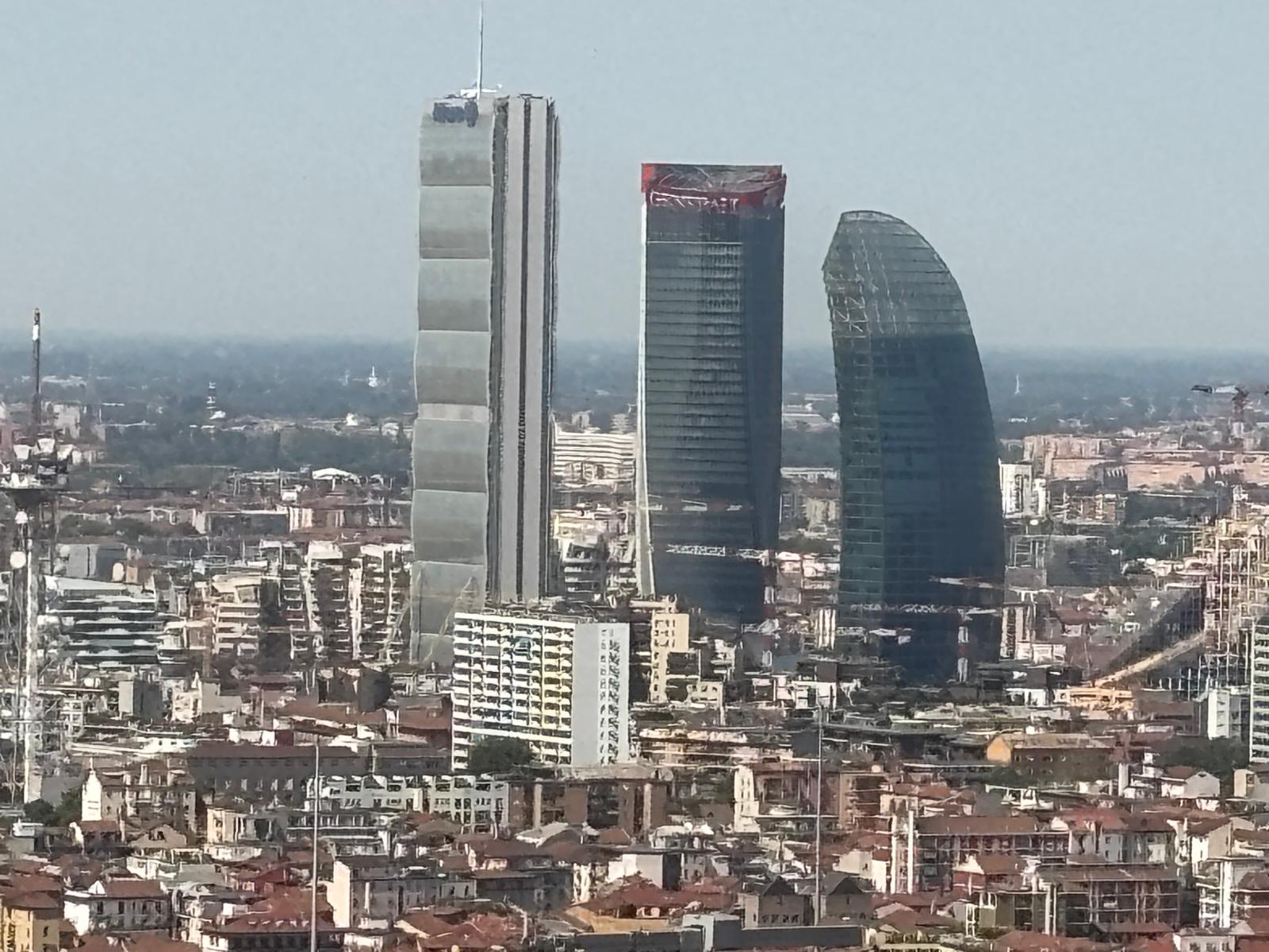 CityLife, la corona caduta dalla testa del grattacielo e la crepa nello skyline di Milano. “Metafora potente della città” CityLife, la corona caduta dalla testa del grattacielo e la crepa nello skyline di Milano. “Metafora potente della città”