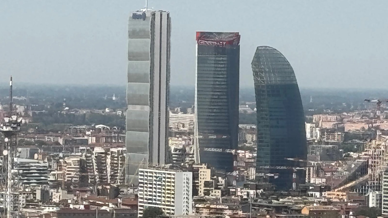 Le tre torri di CityLife a Milano con la 'corona' rossa accasciata sulla vetta del grattacielo Generali Le tre torri di CityLife a Milano con la 'corona' rossa accasciata sulla vetta del grattacielo Generali