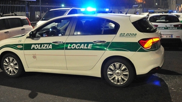 Milano, auto della Polizia locale accerchiata da un gruppo di giovani e danneggiata: agenti contusi e tre arresti