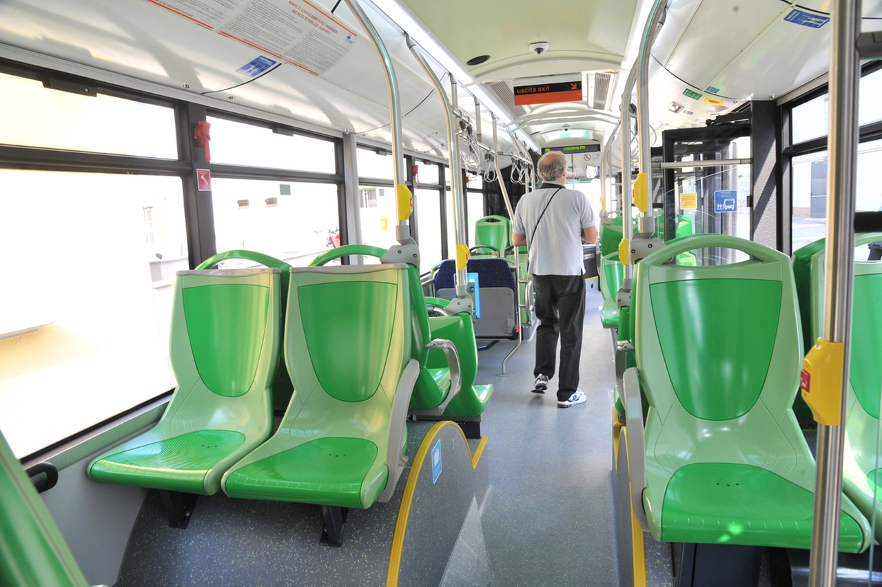 Il piccolo ha raggiunto il capolinea della 89 a Milano, poi è riuscito ad arrivare a Cesano Maderno senza che nessuno facesse caso alla sua presenza, da solo e senza nessun adulto al suo fianco, a bordo dell'autobus