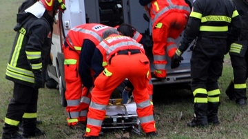 Milano, taglio imprevisto del cavo mentre lavora in una cabina elettrica: ustionato operaio 19enne