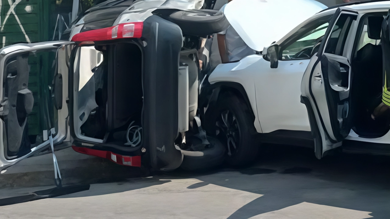 Incidente a Milano vicino a San Babila: scontro tra taxi e Panda, con l'utilitaria che finisce sul marciapiedi. Quattro feriti lievi, dinamica al vaglio delle autorità. Incidente a Milano vicino a San Babila: scontro tra taxi e Panda, con l'utilitaria che finisce sul marciapiedi. Quattro feriti lievi, dinamica al vaglio delle autorità.