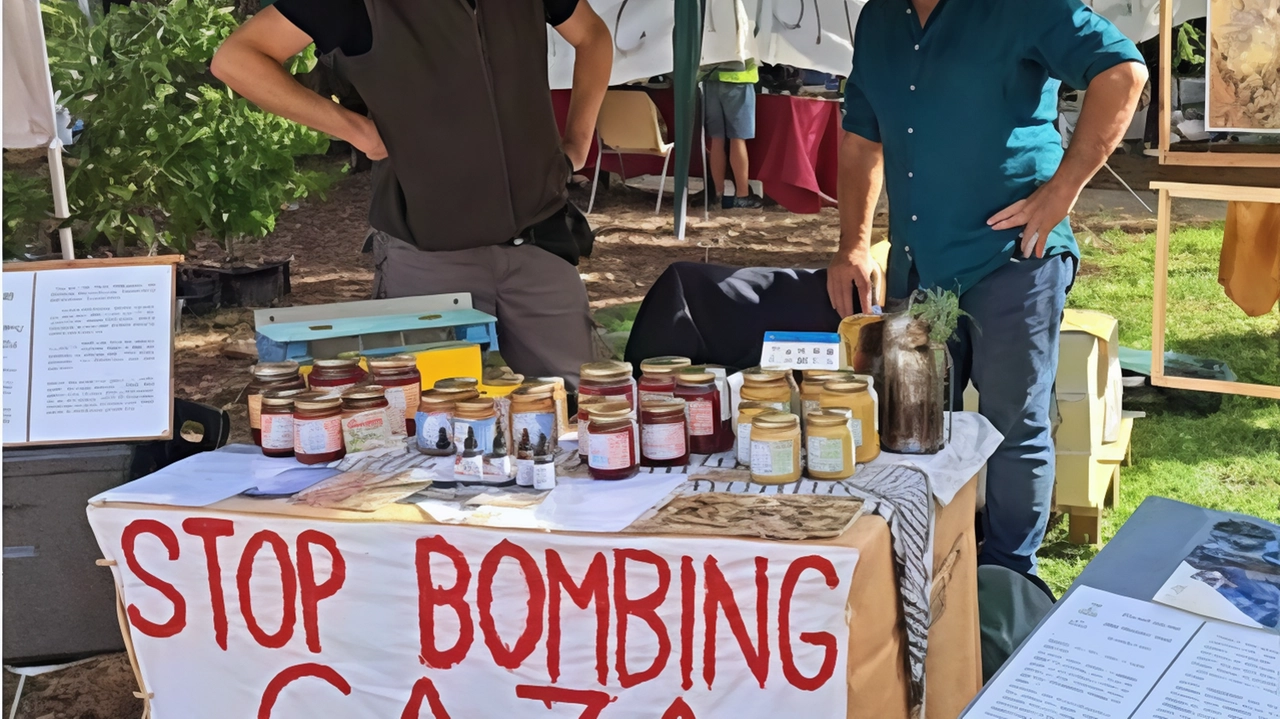 Dopo la multa dei carabinieri e la retromarcia in seguito alle polemiche tantissimi clienti e attivisti l’hanno raggiunto fra gli stand di Cesano Maderno. Dopo la multa dei carabinieri e la retromarcia in seguito alle polemiche tantissimi clienti e attivisti l’hanno raggiunto fra gli stand di Cesano Maderno.