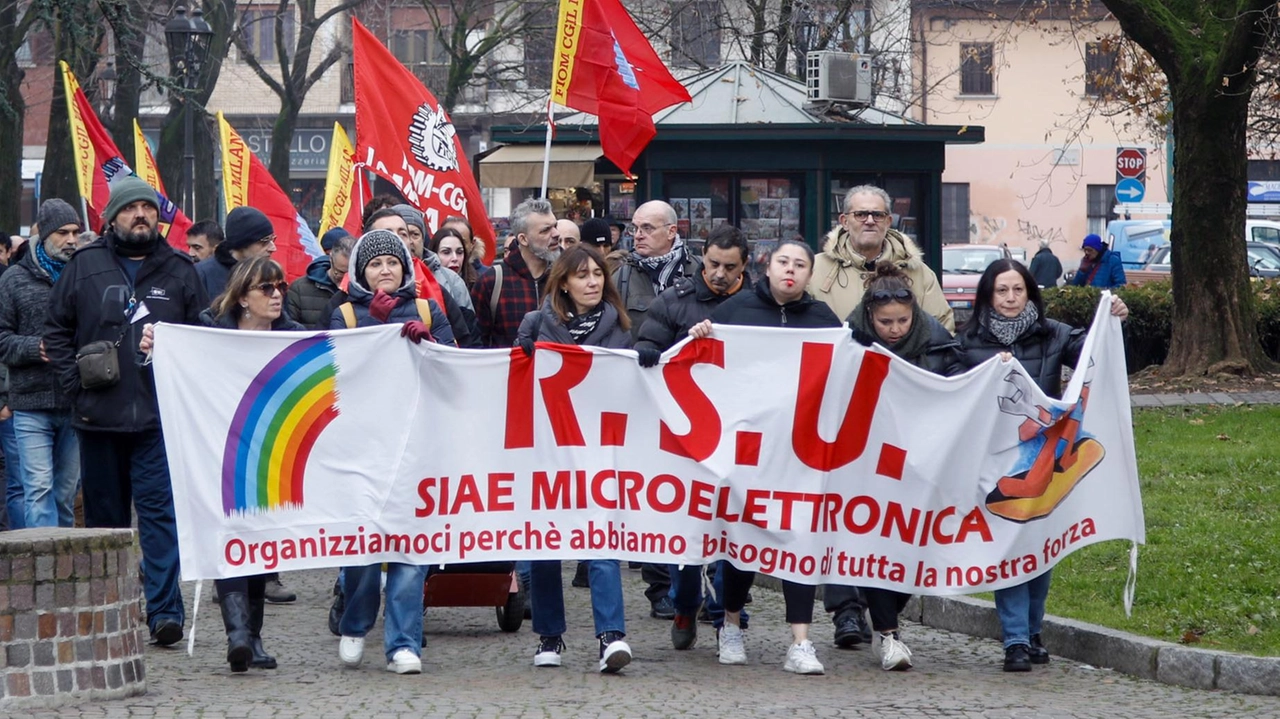 Un corteo dei lavoratori di Siae e di SM Optics dalla sede di via Buonarroti fino a Villa Casati, sede del Comune, per protestare contro l’annuncio degli esuberi Un corteo dei lavoratori di Siae e di SM Optics dalla sede di via Buonarroti fino a Villa Casati, sede del Comune, per protestare contro l’annuncio degli esuberi
