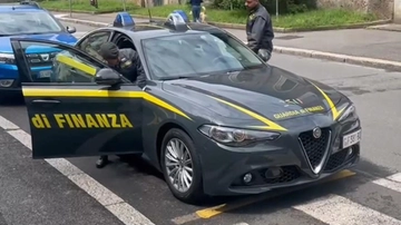Concessionario delle truffe. Il business delle auto di lusso. Sequestrati altri otto bolidi