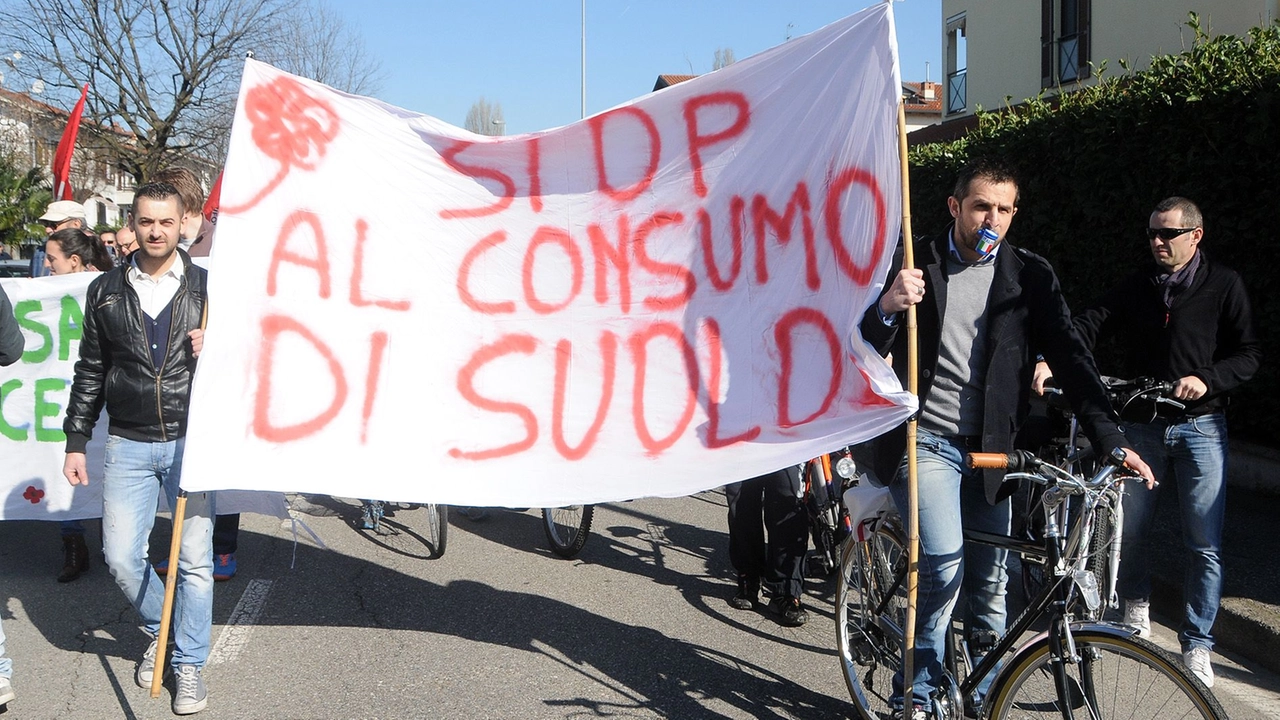 Uno dei numerosi comitati di cittadini e ambientalisti che si oppongono alla nuova superstrada per Vigevano