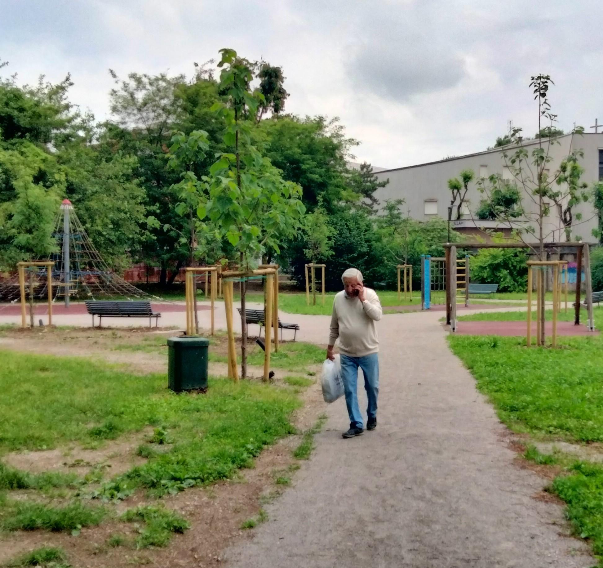 Riaperto il passaggio nel parco del Cimitero. Lavori nell’area nord ancora per due mesi Riaperto il passaggio nel parco del Cimitero. Lavori nell’area nord ancora per due mesi