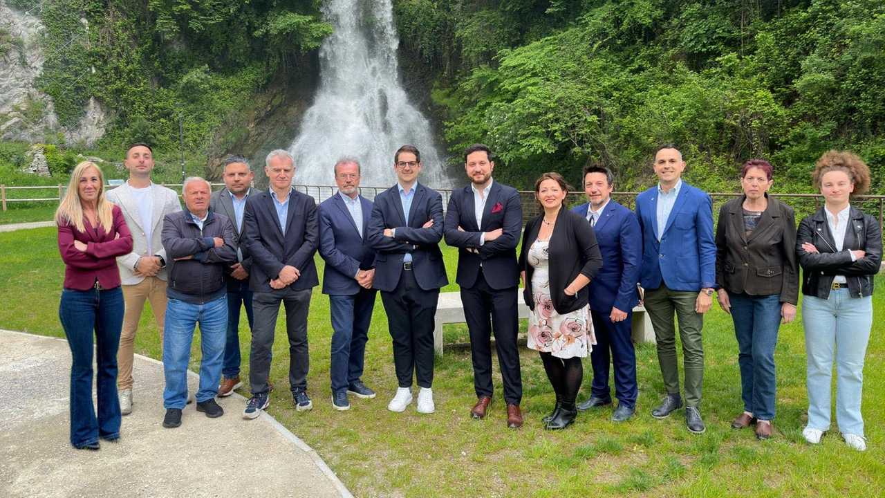La squadra del nuovo sindaco di Asso, Mirko Donadini Pina (Foto Facebook)