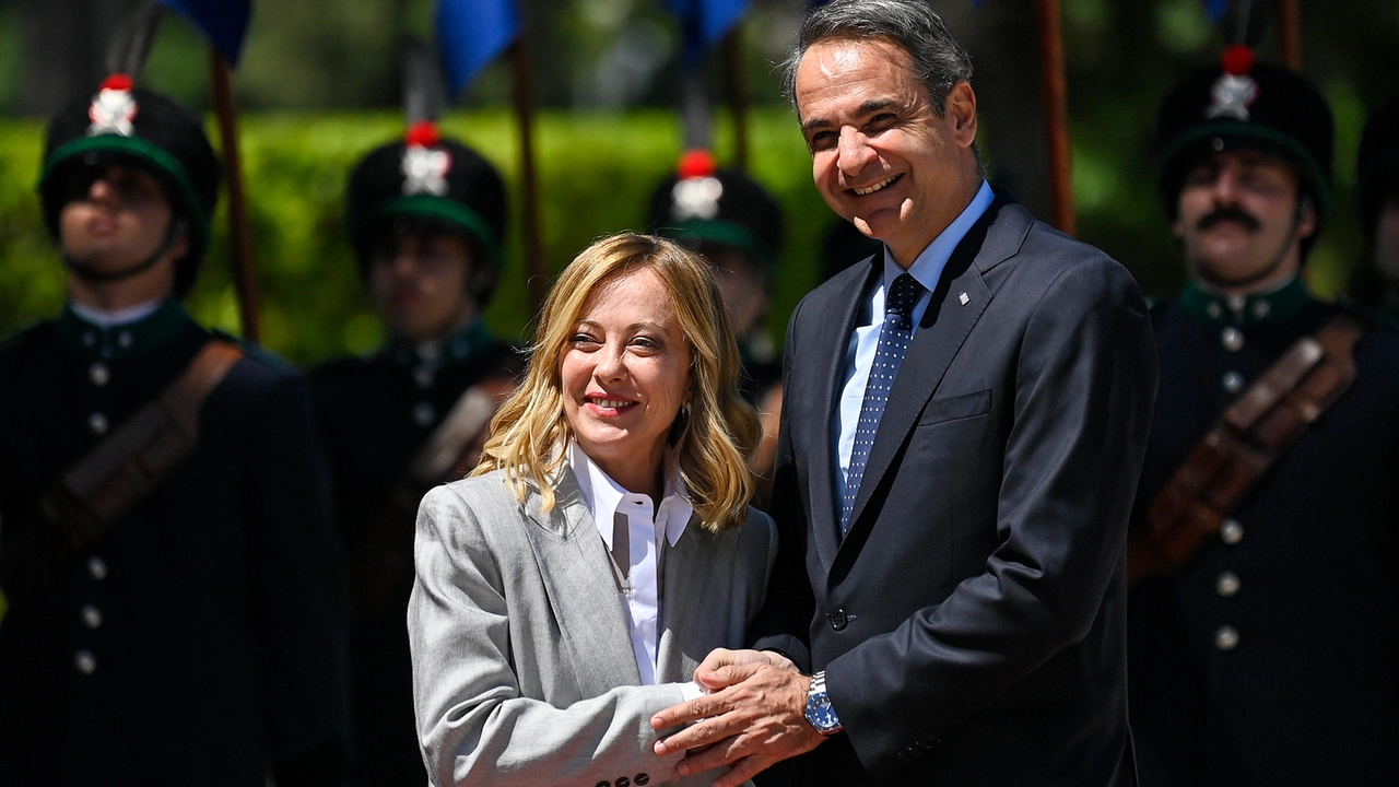 Il vertice con la Grecia, Meloni vede Mitsotakis. Ma in Europa si è isolata
