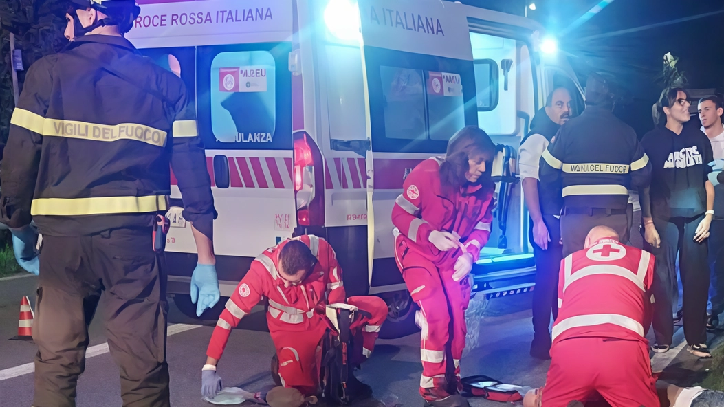 La vittima è stata a lungo rianimata sul ciglio della strada, ma non è bastato La vittima è stata a lungo rianimata sul ciglio della strada, ma non è bastato